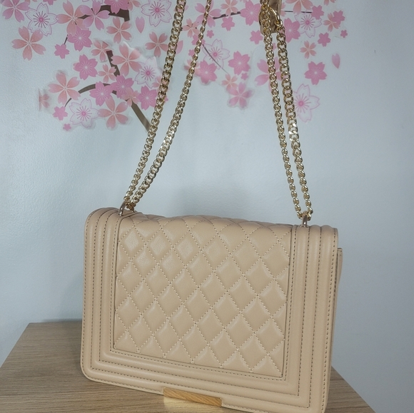 Quilted classy elegant tan purse with gold chain - Picture 3 of 6